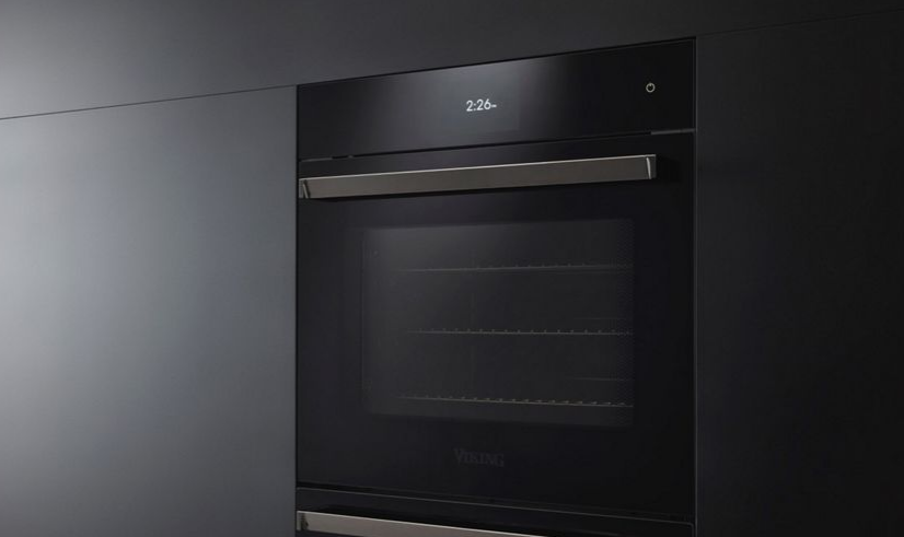 A black-glass oven from Viking's RVL collection, Best of KBIS Silver winner